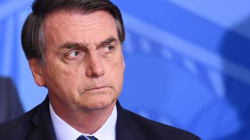 Bolsonaro veta projeto que obriga cobertura de tratamento de câncer