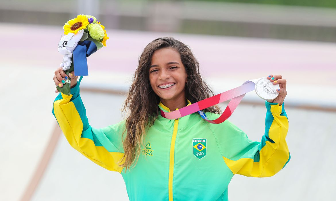 Rayssa Leal fatura prata no skate street em Tóquio 2020