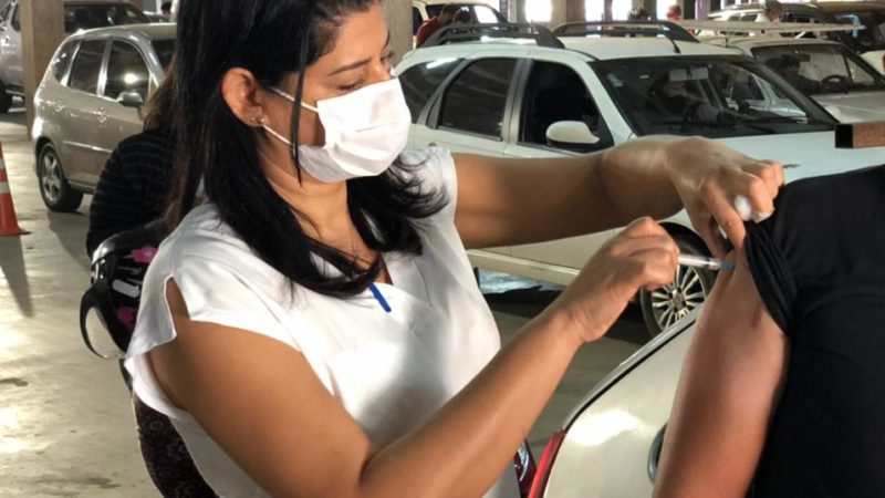 Drive-thru do Passeio das Águas vacina pessoas a partir de 28 anos