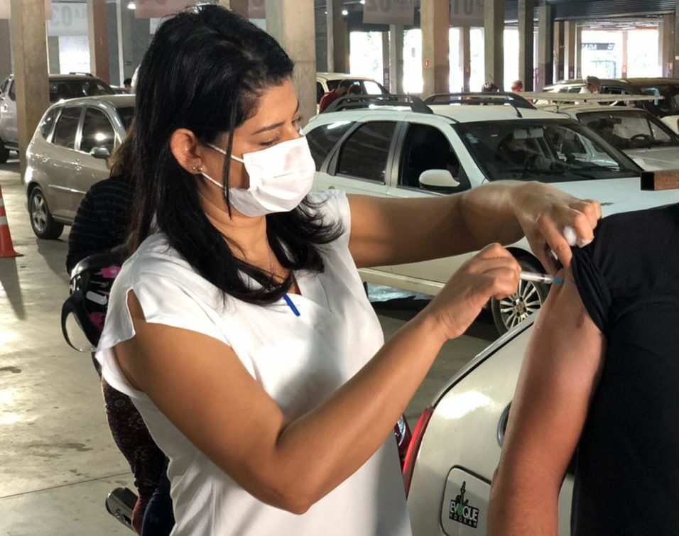 Drive-thru do Passeio das Águas vacina pessoas a partir de 28 anos