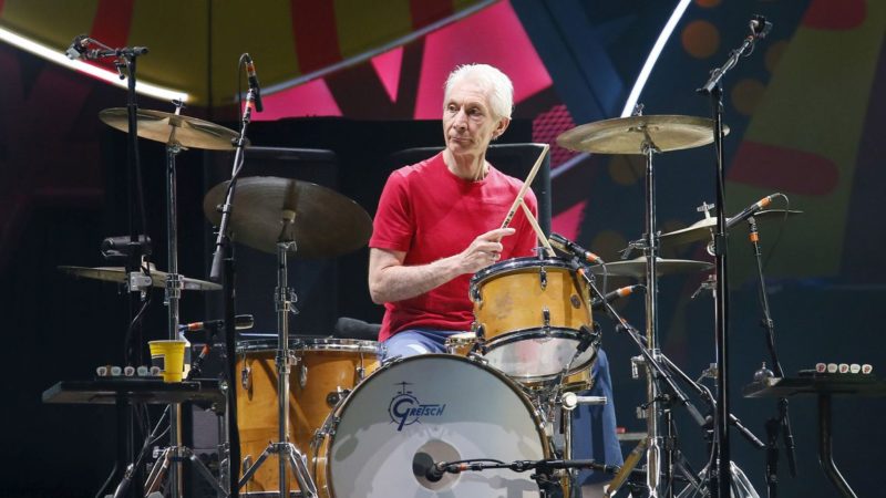 Charlie Watts, baterista dos Rolling Stones, morre aos 80 anos