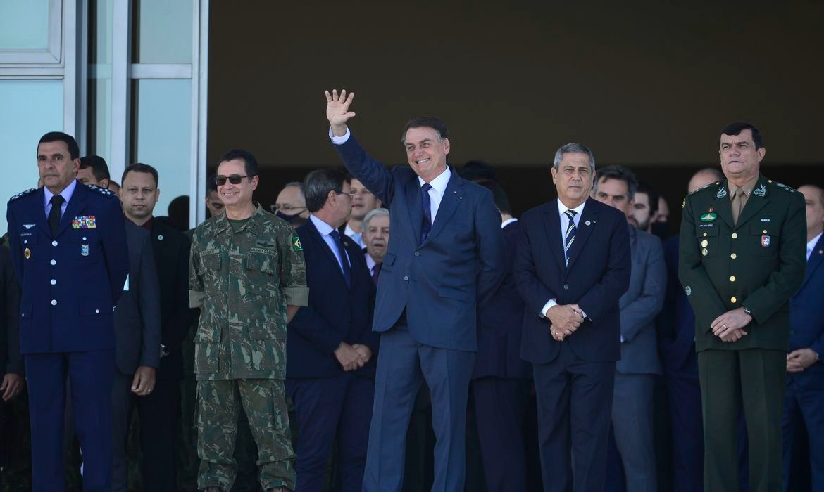 Desfile de carros blindados movimenta Brasília em dia de votação PEC do Voto Impresso