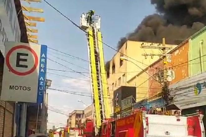 Incêndio destrói galeria de lojas de tecidos em Campinas