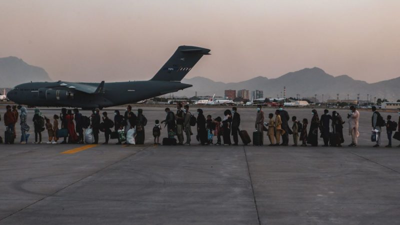 Explosão fora do aeroporto de Cabul mata pelo menos 13 pessoas