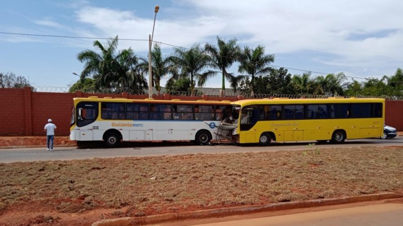 Duas mulheres ficam feridas em colisão entre dois ônibus