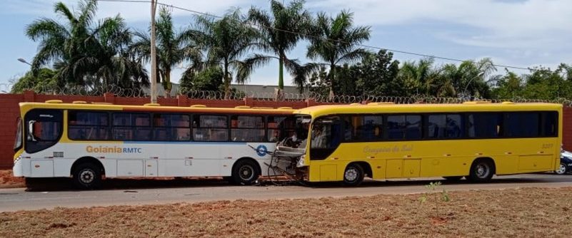 Duas mulheres ficam feridas em colisão entre dois ônibus