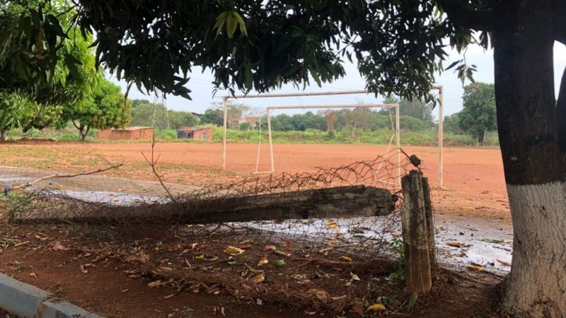 Prefeitura tem de indenizar pais de menino morto ao ser atingido por poste em campo de futebol