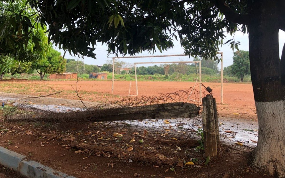 Prefeitura tem de indenizar pais de menino morto ao ser atingido por poste em campo de futebol