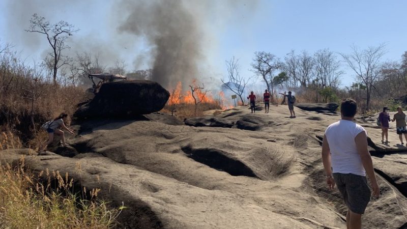 Incêndio que ilhou turistas já percorre 20 km na região dos Veadeiros