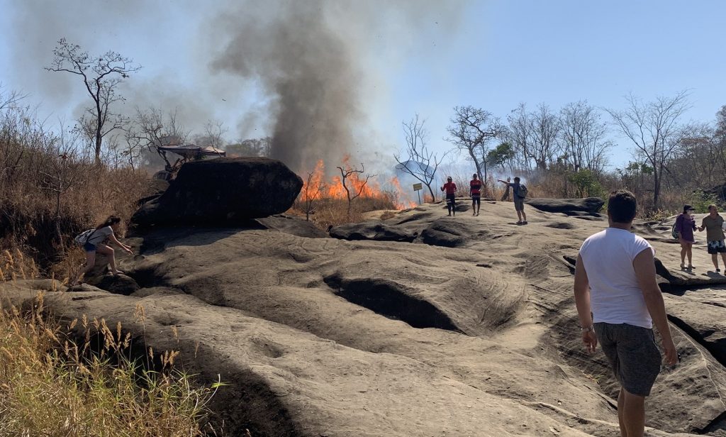 Incêndio que ilhou turistas já percorre 20 km na região dos Veadeiros