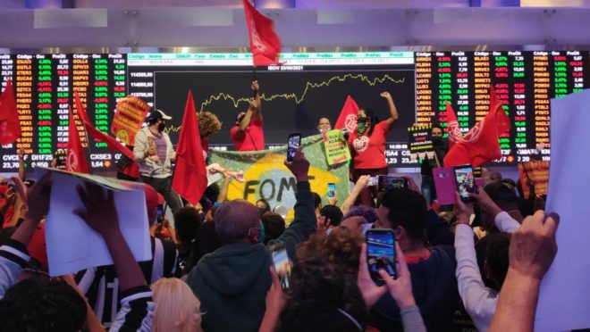 MTST ocupa prédio da bolsa de valores em SP em protesto contra a fome