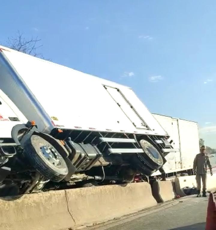 Batida entre caminhões causa ferimento em motorista