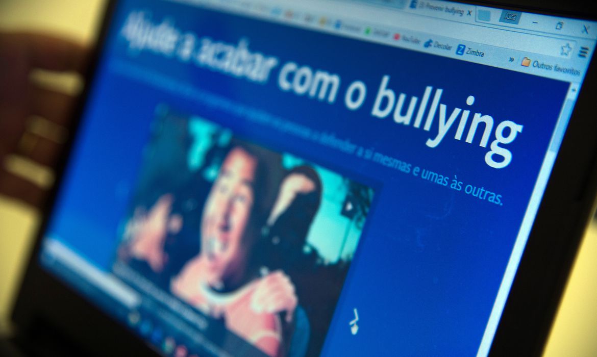 IBGE revela que um em cada dez estudantes já foi ofendido nas redes sociais