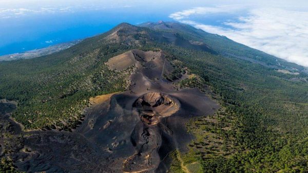 Erupção de vulcão espanhol pode causar tsunami e atingir a costa brasileira