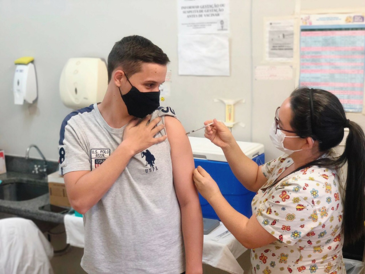 Goiânia começa a vacinar adolescentes a partir de 15 anos