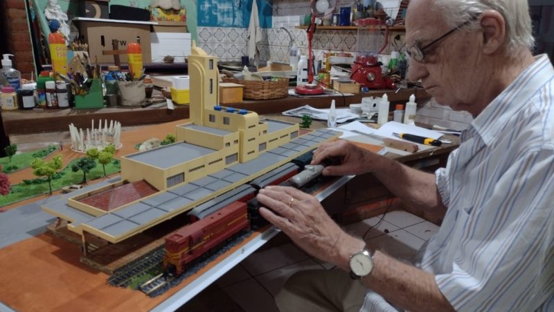 Arquiteto aposentado constrói maquete em homenagem aos 88 anos de Goiânia