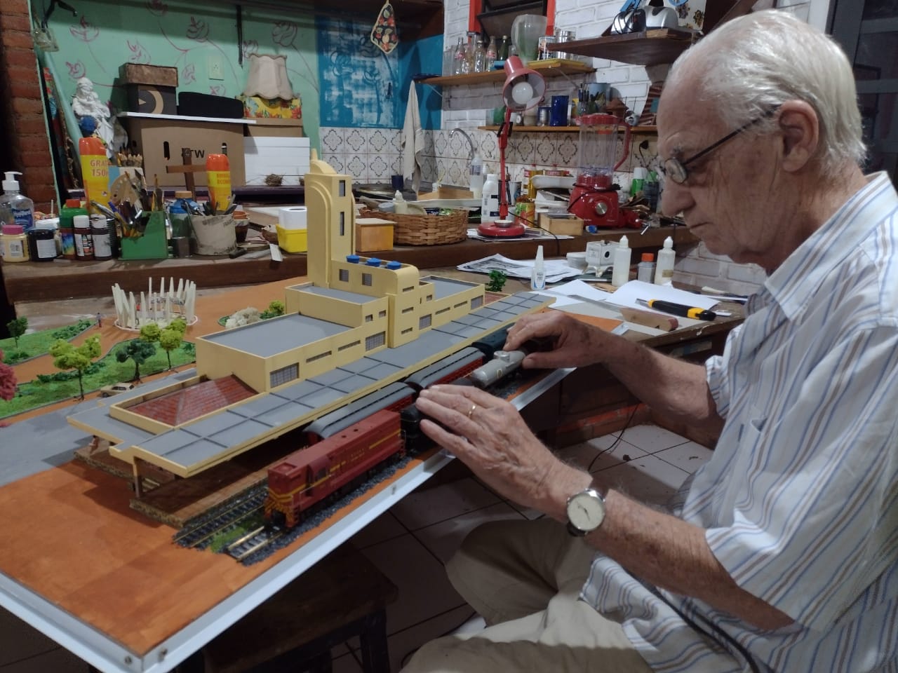 Arquiteto aposentado constrói maquete em homenagem aos 88 anos de Goiânia