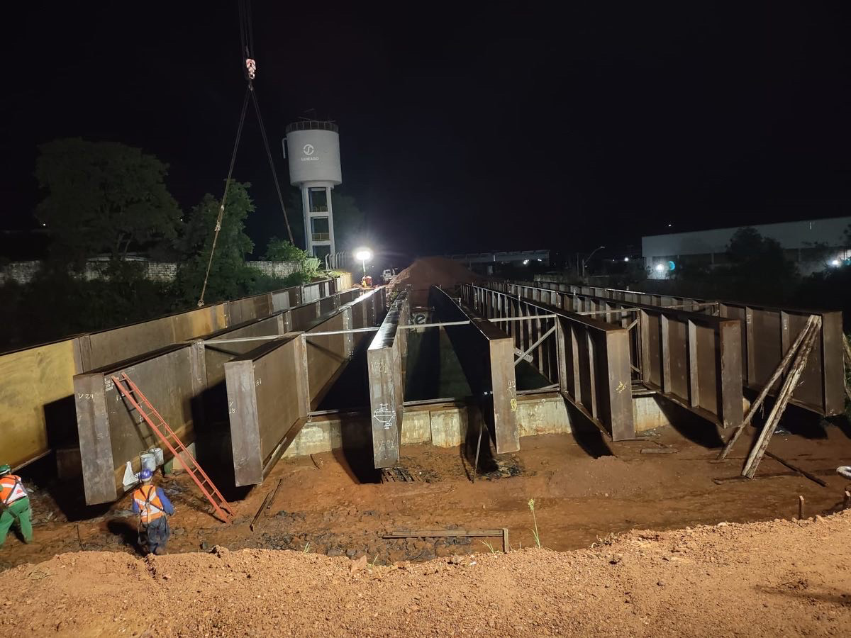 Concluído içamento de vigas do viaduto na BR 153