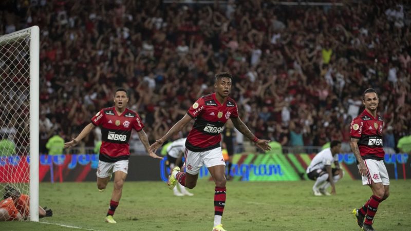 Bruno Henrique garante vitória do Flamengo sobre o Corinthians