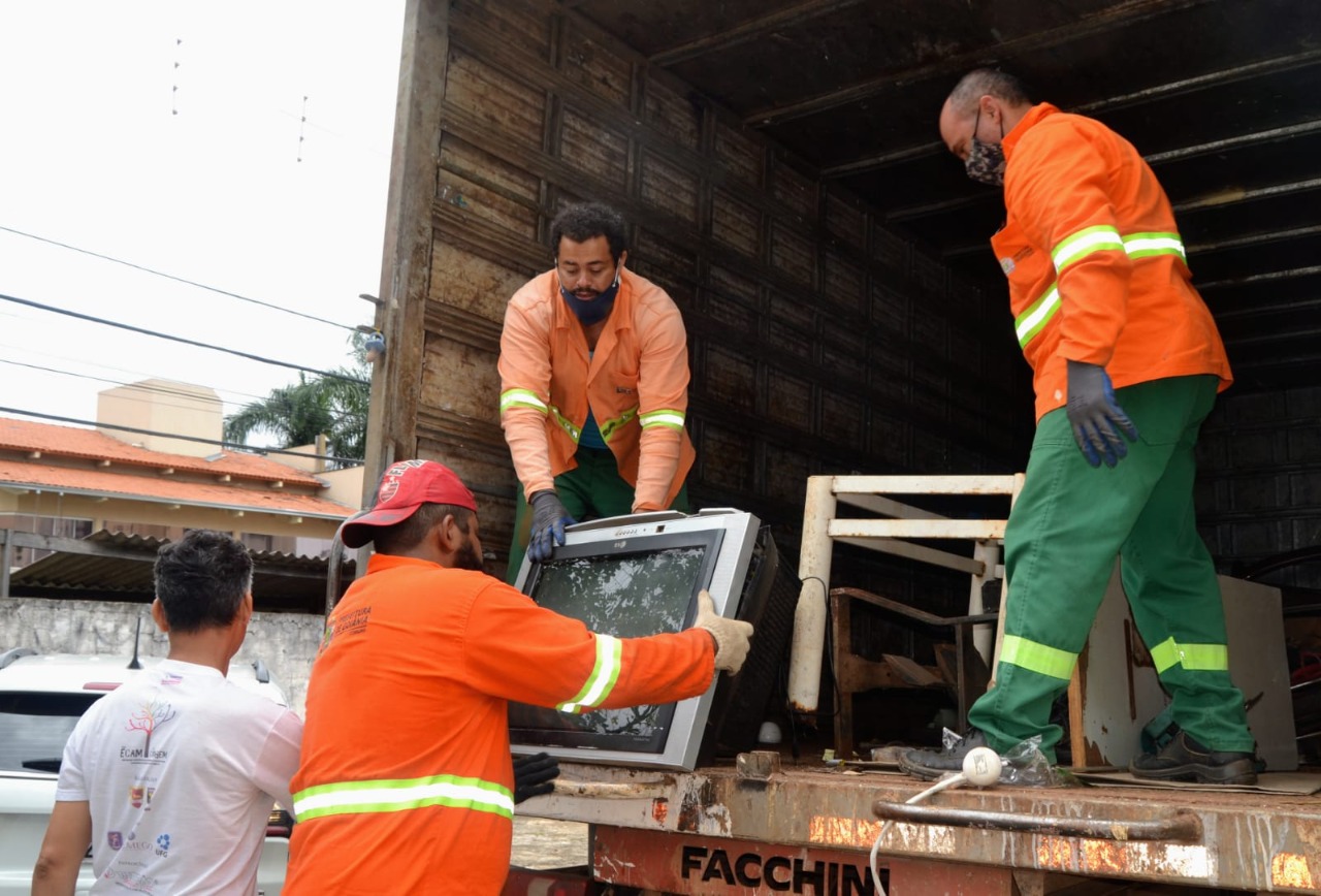 Cata-treco recolhe quase 50 mil itens em 12 meses