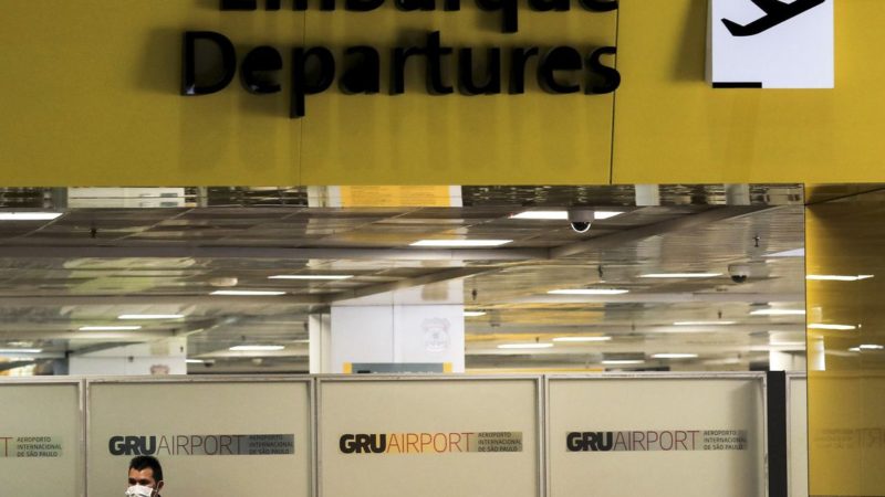 Centenas de voos são cancelados em meio a avanço de covid-19 e gripe