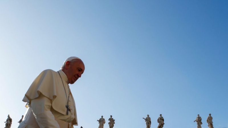 Papa faz visita surpresa a loja em Roma e ganha CD clássico