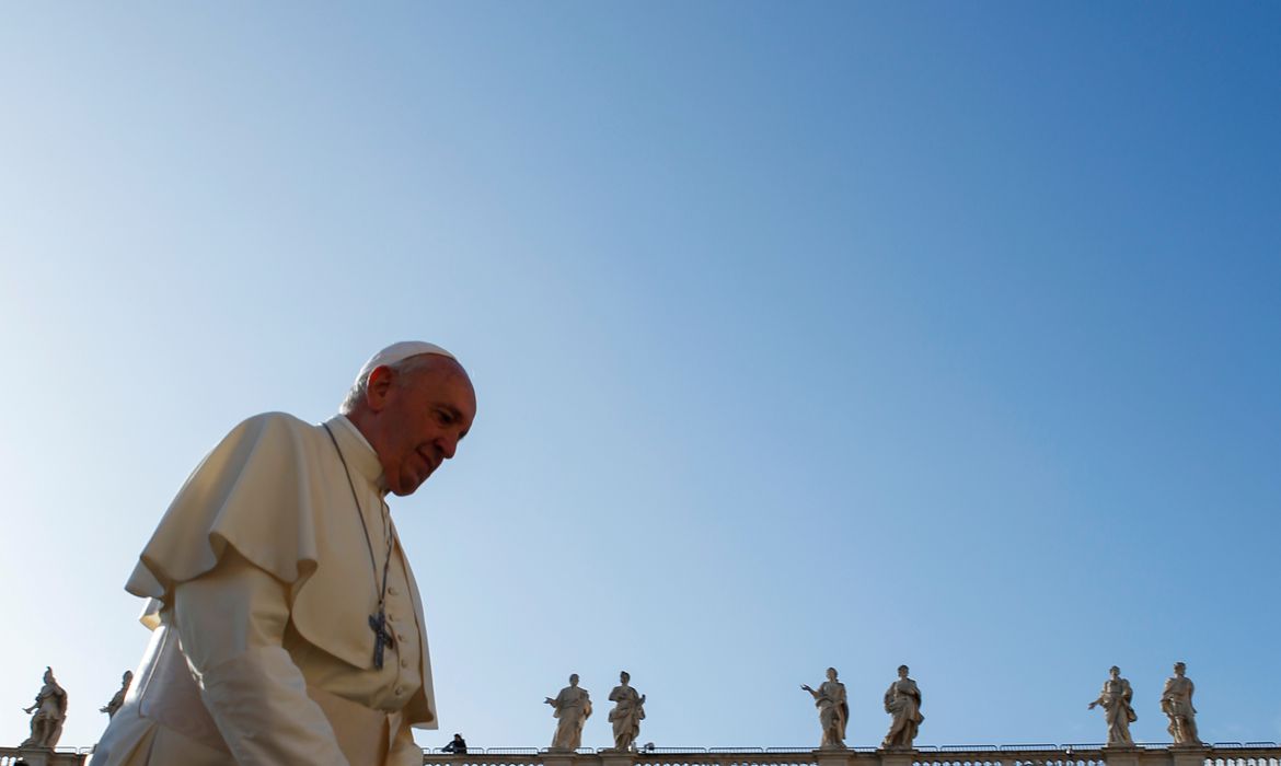 Papa faz visita surpresa a loja em Roma e ganha CD clássico