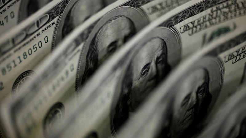 Dólar sobe para R$ 5,56 pressionado pelo mercado internacional