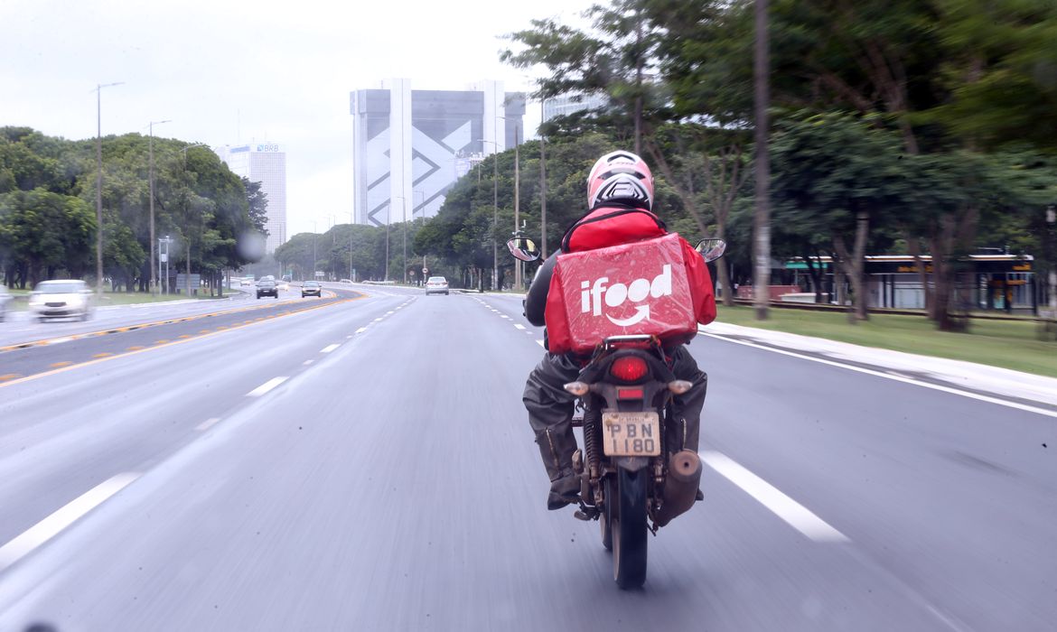 Motoristas de transporte e entrega podem ser isentos de taxas de renovação da CNH