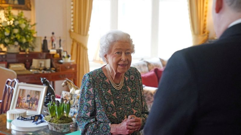 Rainha Elizabeth II continua a trabalhar mesmo com covid-19