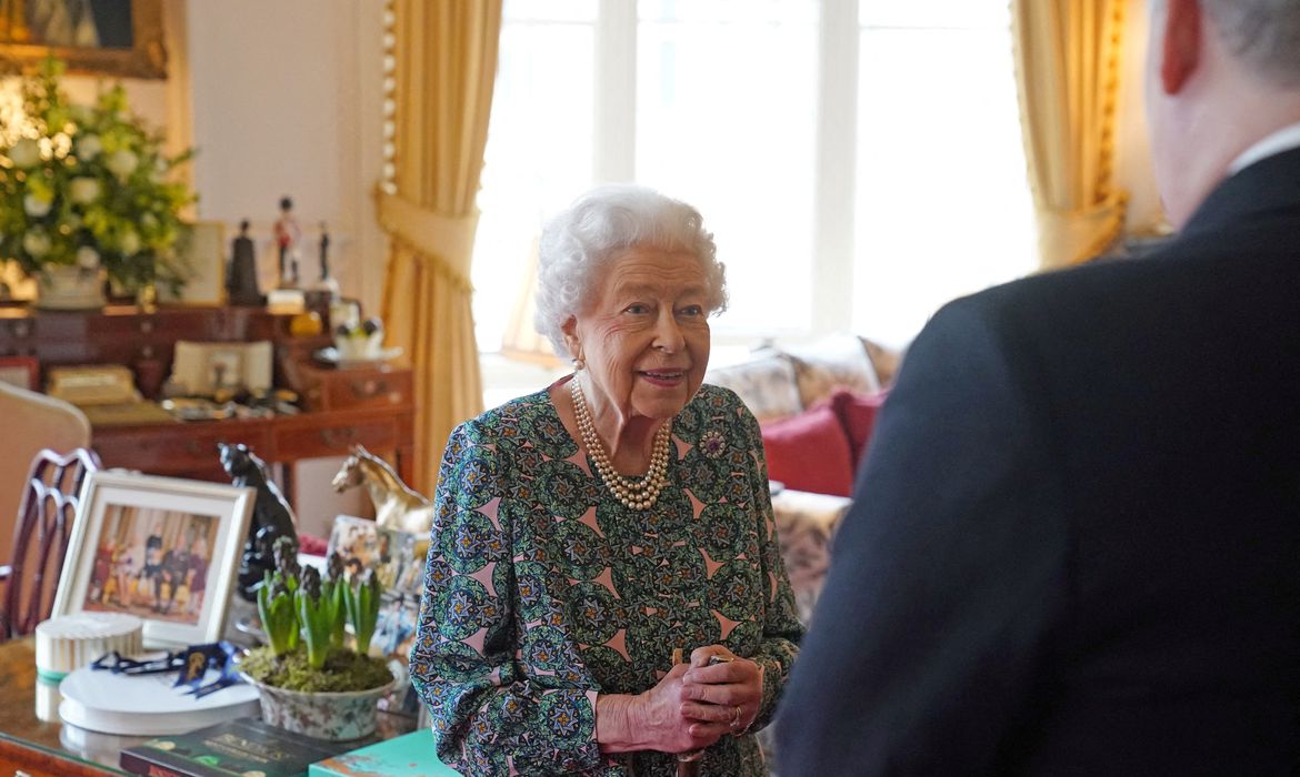 Rainha Elizabeth II continua a trabalhar mesmo com covid-19