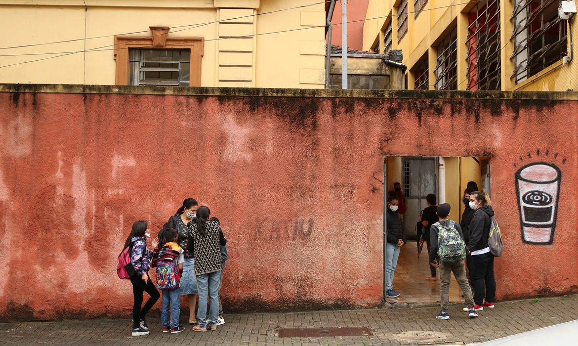 Senado aprova projeto que cria programa de combate à evasão escolar