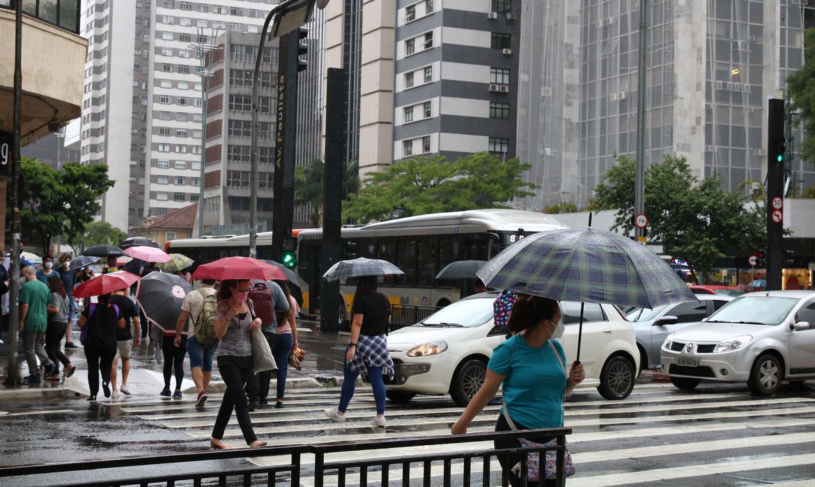 Casos de síndrome respiratória grave tendem a crescer em 23 estados