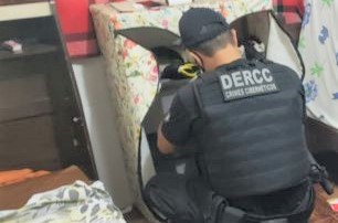 Polícia faz busca em casa de homem que vendia notas falsas na internet