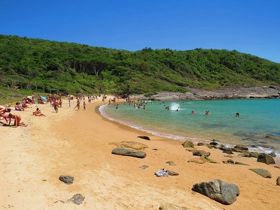 Rapaz de 20 anos tem intestino delgado arrancado em praia capixaba