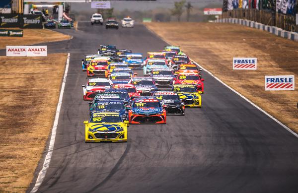 Após dois anos, Stock Car recebe público em Goiânia