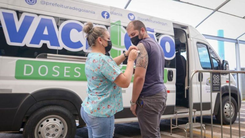 Vacinação itinerante contra Covid-19 está hoje no Mercado da Vila Nova