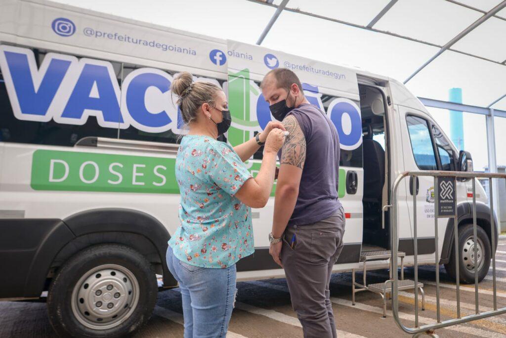 Vacinação itinerante contra Covid-19 está hoje no Mercado da Vila Nova