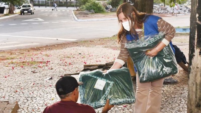 Governo de Goiás e OVG distribuem cobertores a pessoas em situação de rua em Goiânia