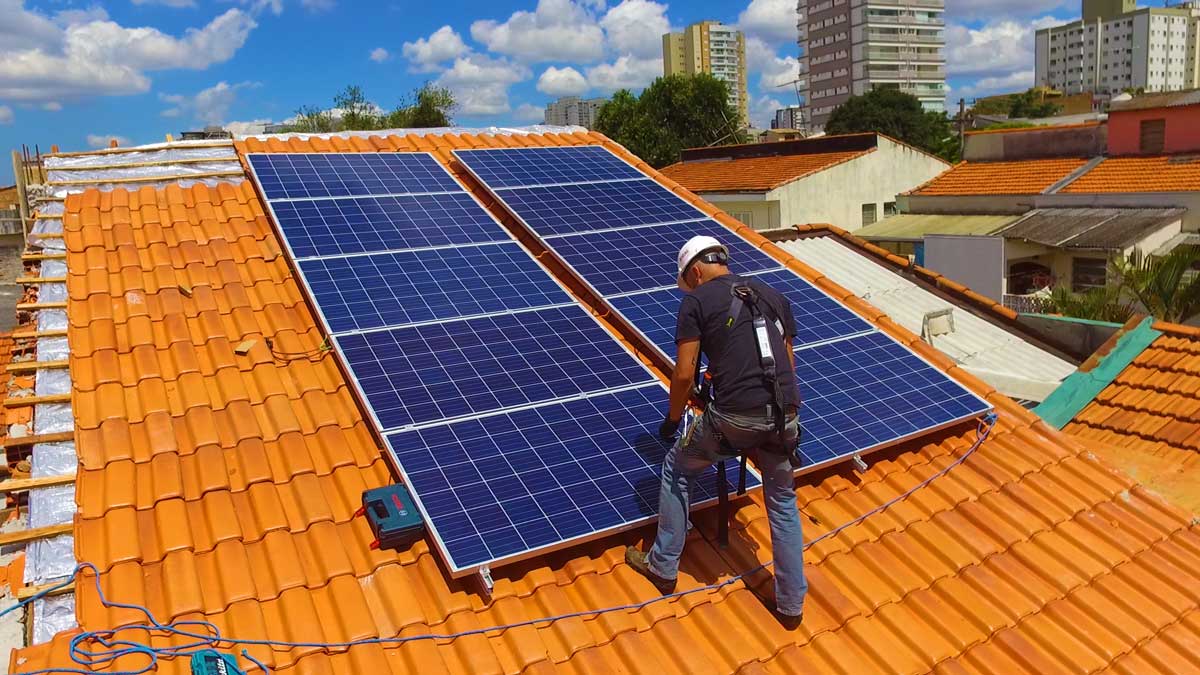 Geração própria de energia solar atinge 1 milhão de sistemas em telhados e pequenos terrenos no Brasil