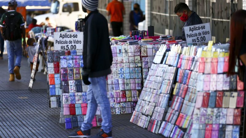 Quase metade dos brasileiros fazem bico para completar renda