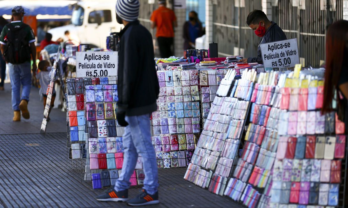 Quase metade dos brasileiros fazem bico para completar renda