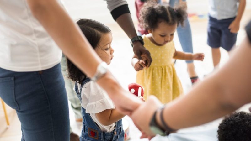 Monitores de creche têm direito à equiparação salarial ao piso dos professores da rede municipal