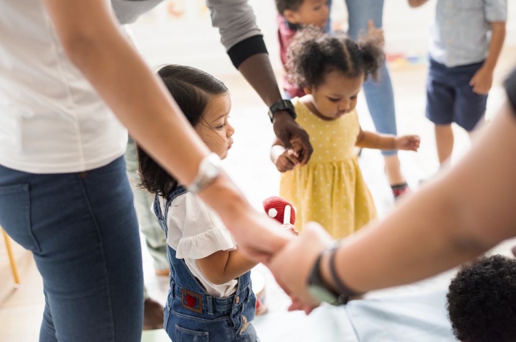 Monitores de creche têm direito à equiparação salarial ao piso dos professores da rede municipal