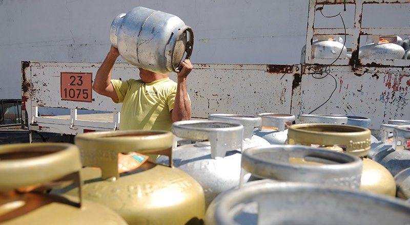 Projeto inclui recarga de gás de cozinha na cesta básica