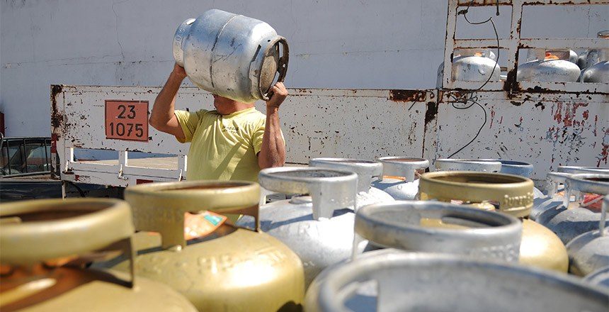 Projeto inclui recarga de gás de cozinha na cesta básica