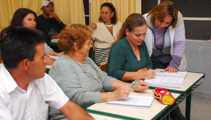 Comissão aprova projeto que garante vagas para mães no período diurno na modalidade EJA