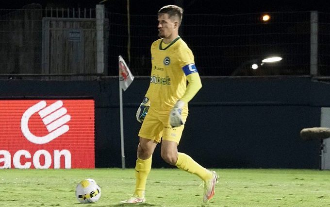 Goiás vence Bragantino nos pênaltis e avança na Copa do Brasil