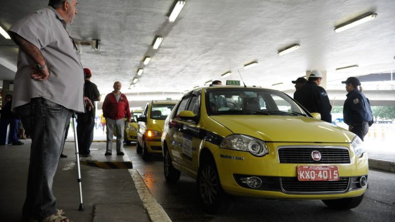 Auxílio para taxistas e caminhoneiros começa a ser pago em agosto