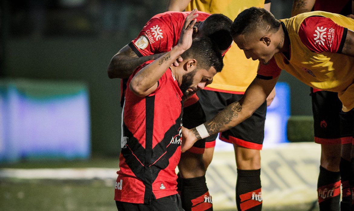 Copa do Brasil: Atlético-GO derrota Goiás e se garante nas quartas